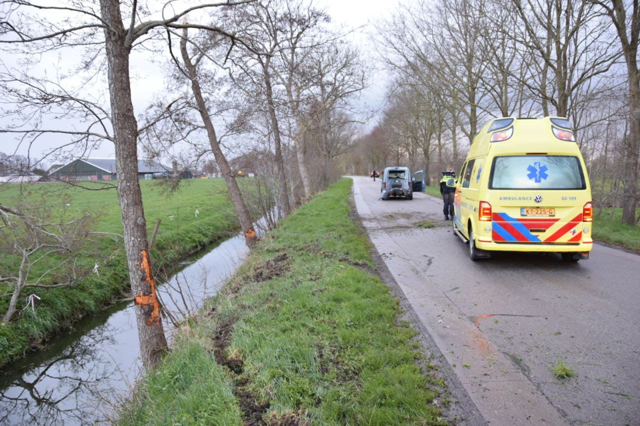 Auto botst op boom in Eastermar; één gewonde