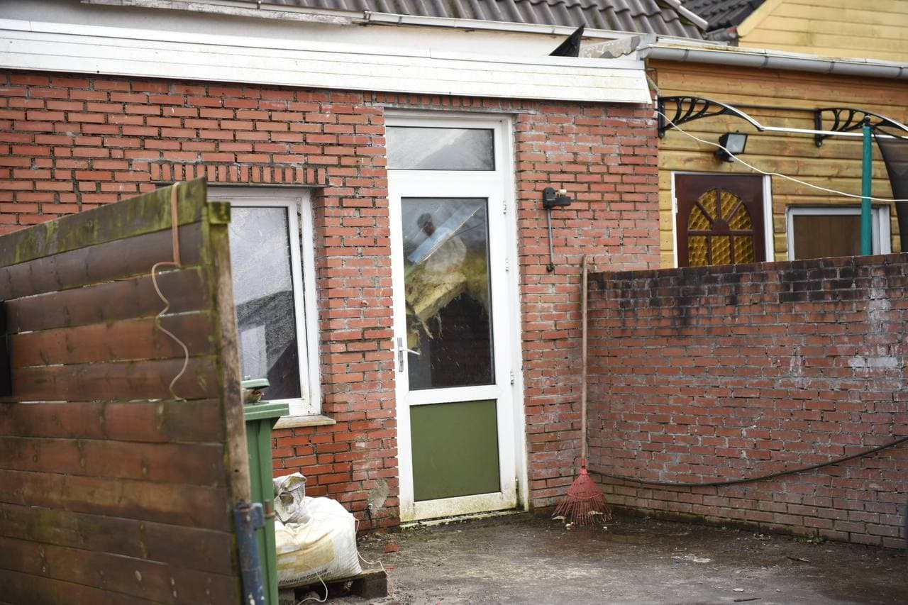 Plat dak aanbouw woning in Oude Pekela ingestort