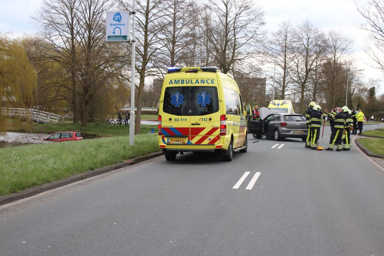 Auto belandt in sloot na botsing in Sneek; twee gewonden