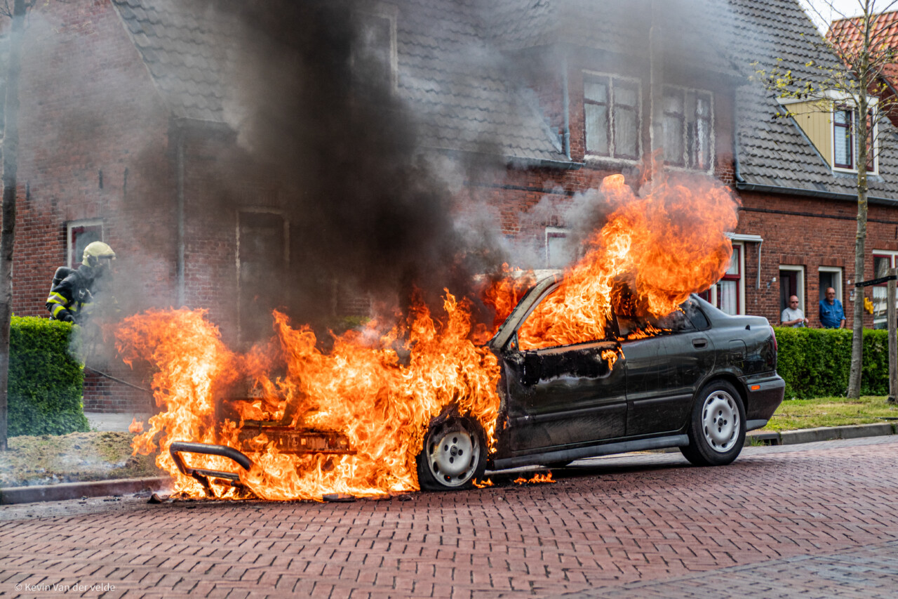 Auto volledig uitgebrand in Dokkum
