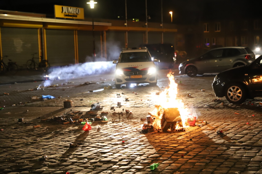 Brandweer blust buitenbrand bij Cambuurplein