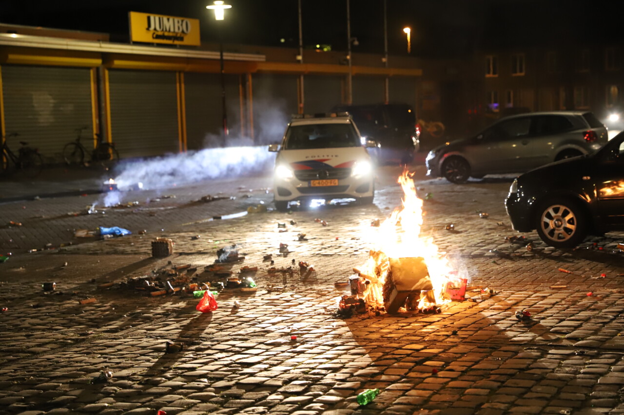 Brandweer blust buitenbrand bij Cambuurplein