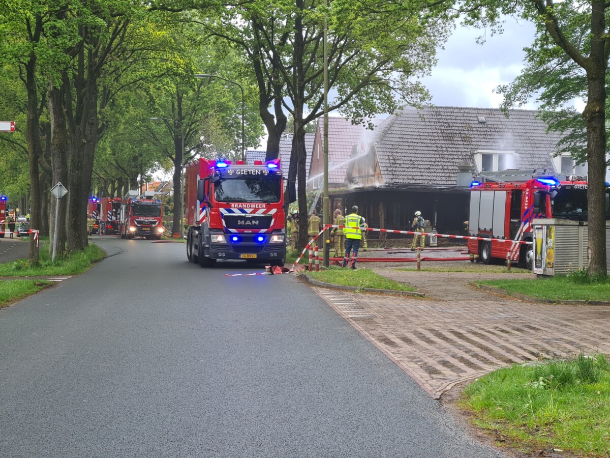 Grote brand legt Pizzaria-eetcafé De Rooie Kater Zuidlaren in de as