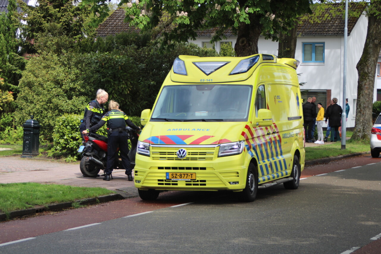 Scooterrijder gaat onderuit in Emmen en raakt gewond