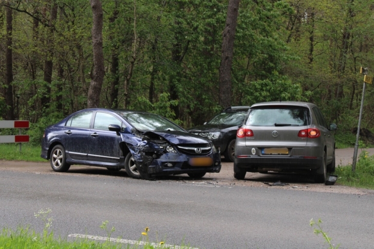 Twee voertuigen botsen in Norg; veel schade