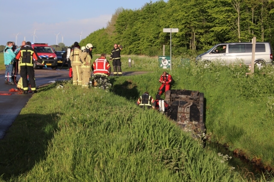 Auto te water in Emmer-Campascuum; bestuurder verlaat ongeval