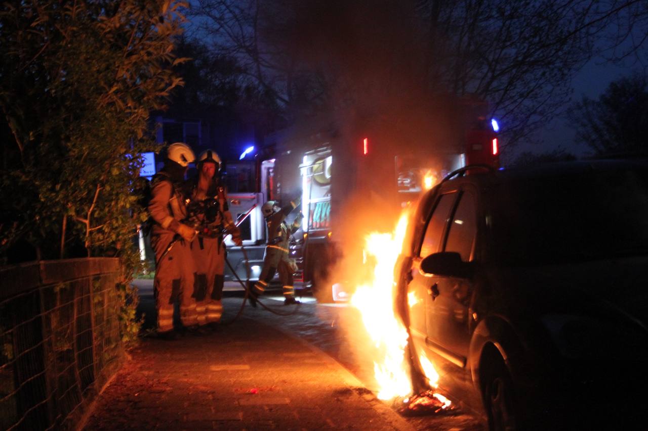 Auto in brand gestoken in Assen