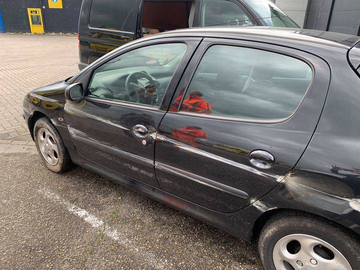 Auto belandt tegen vangrail op A7, politie zoekt betrokken vrachtwagen