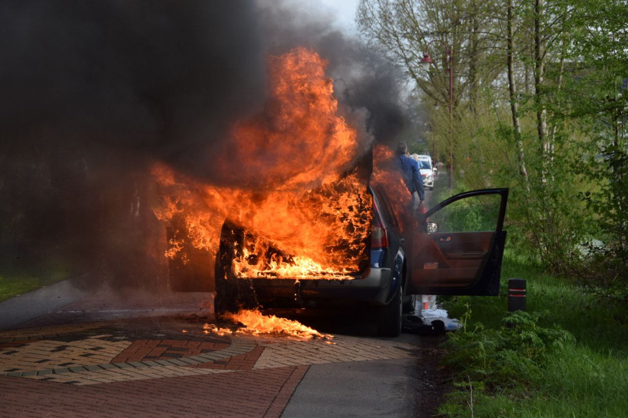 Rijdende auto brandt volledig uit in De Tike