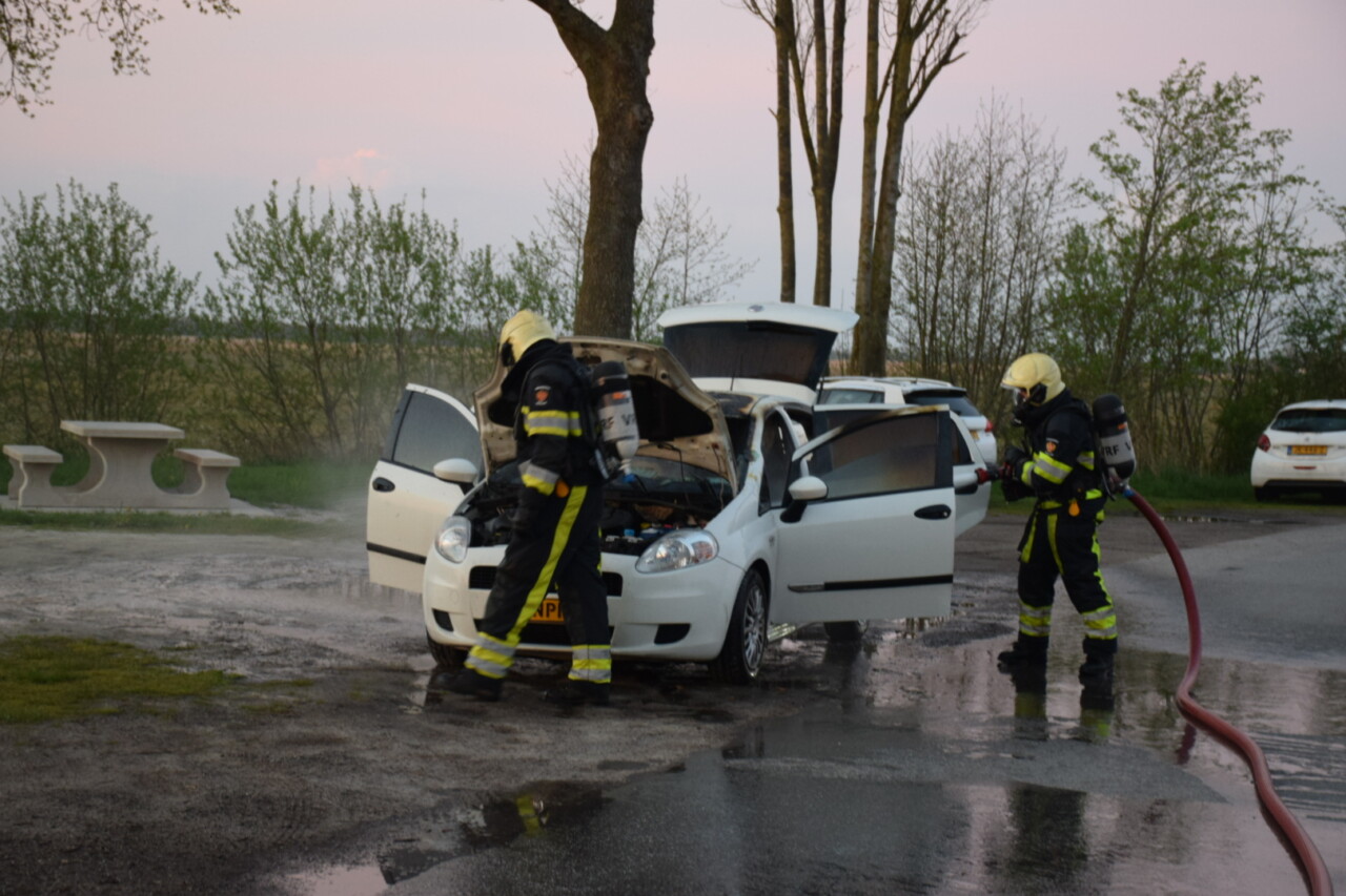 Auto in brand in Twijzel