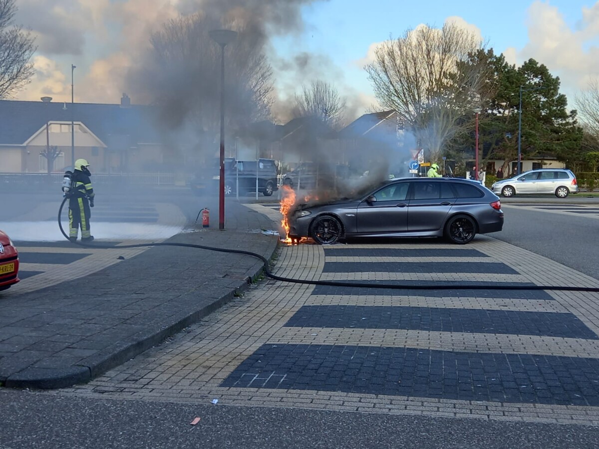 Auto verwoest door brand in Harlingen