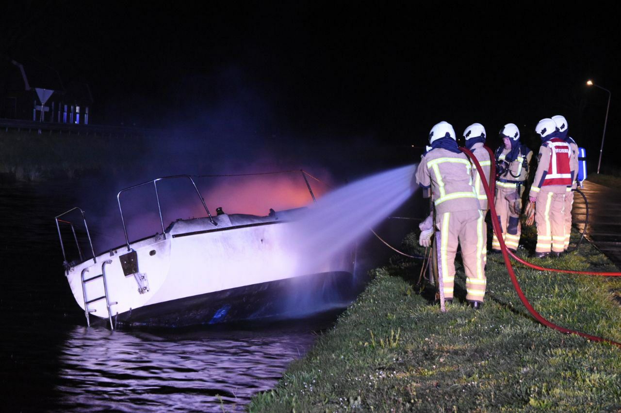 Brandweer blust uitslaande brand op boot in Havelte