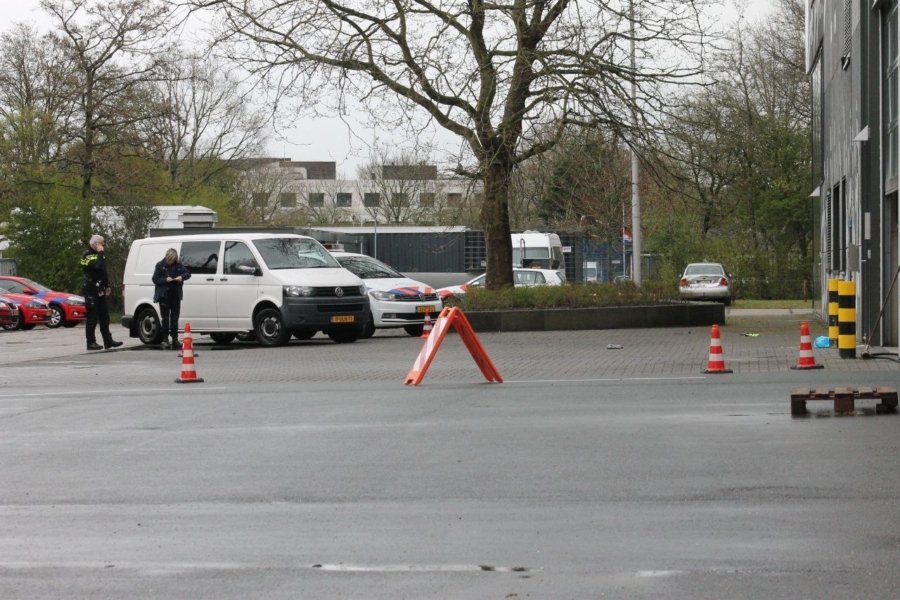 Man pleegt vernieling bij brandweerkazerne; agenten lossen waarschuwingsschoten