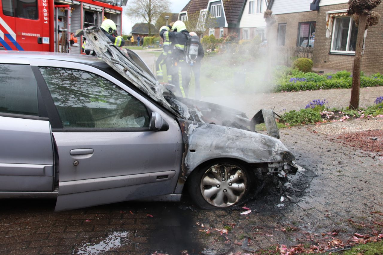 Auto verwoest door brand in Vegelinsoord