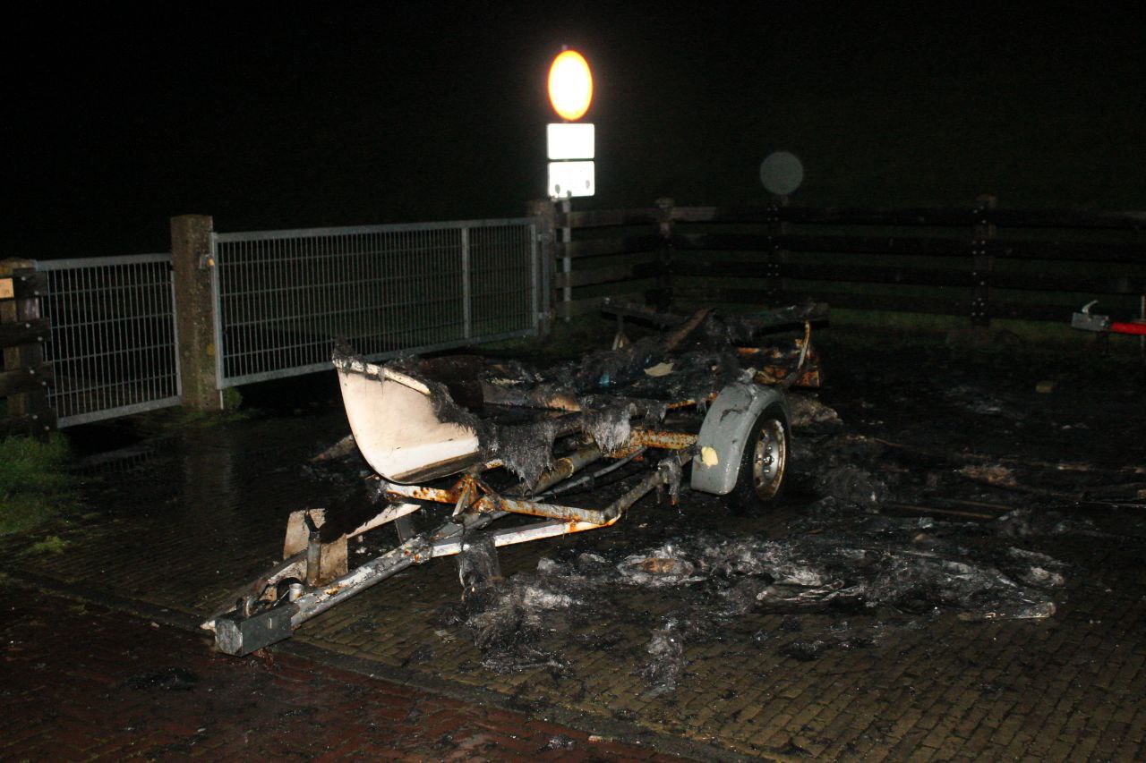 Bootje verwoest door brand in Ternaard