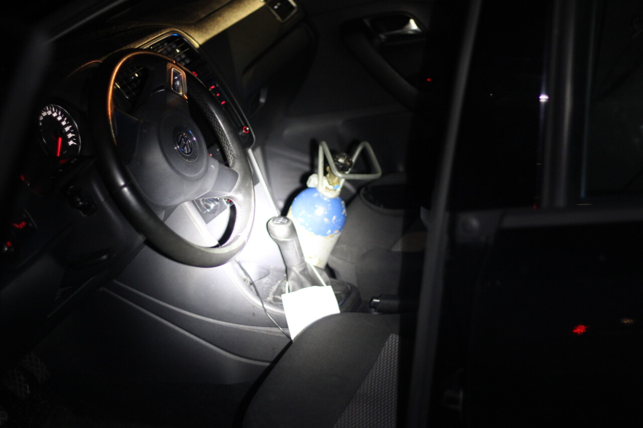 Auto aangetroffen met lachgas tank; Politie doet onderzoek