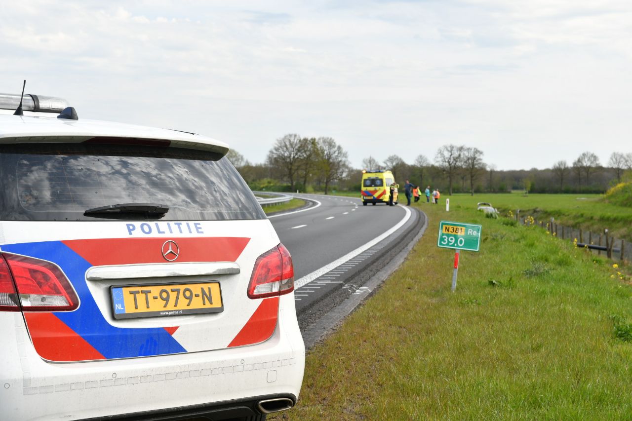 Auto belandt in sloot langs N381 bij Donkerbroek
