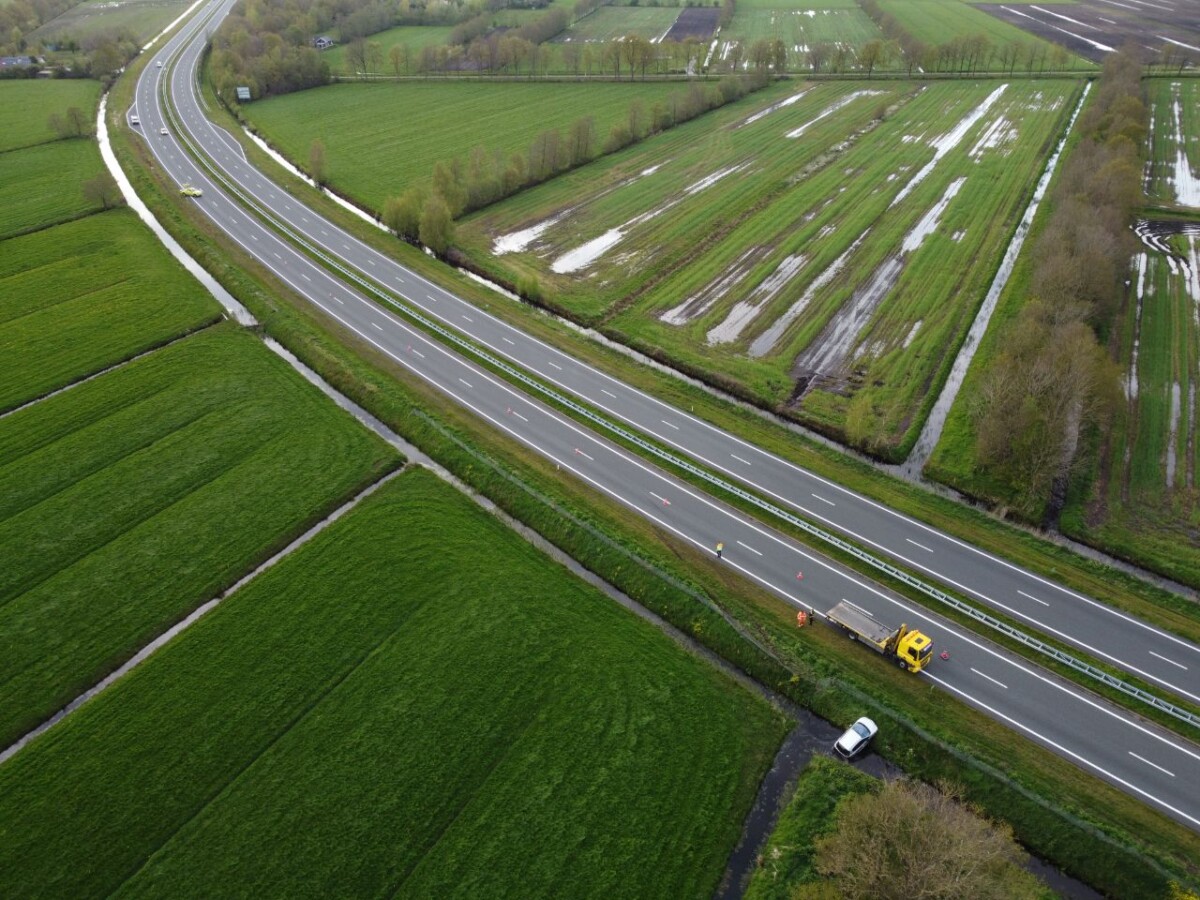 Auto raakt van de N31 en belandt in sloot