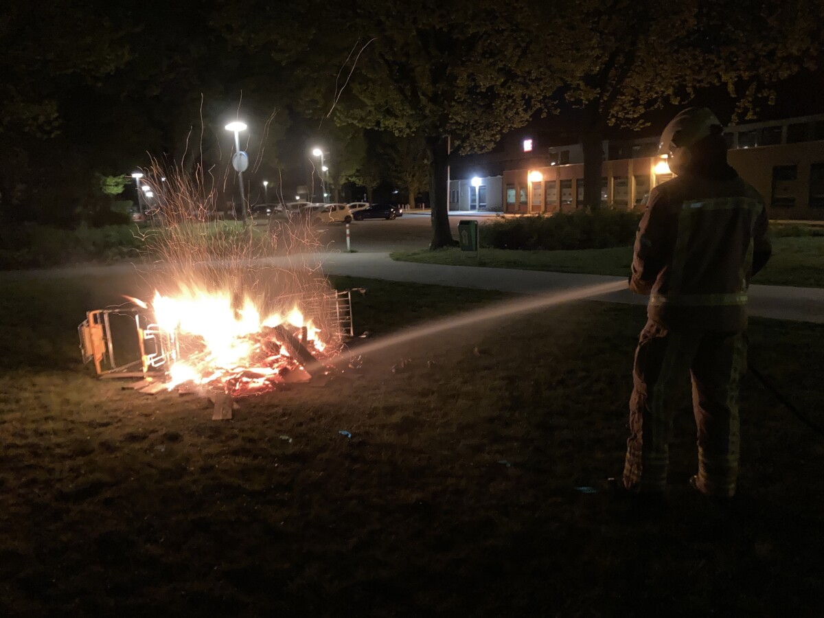 Brandweer blust afvalbrand in Emmen