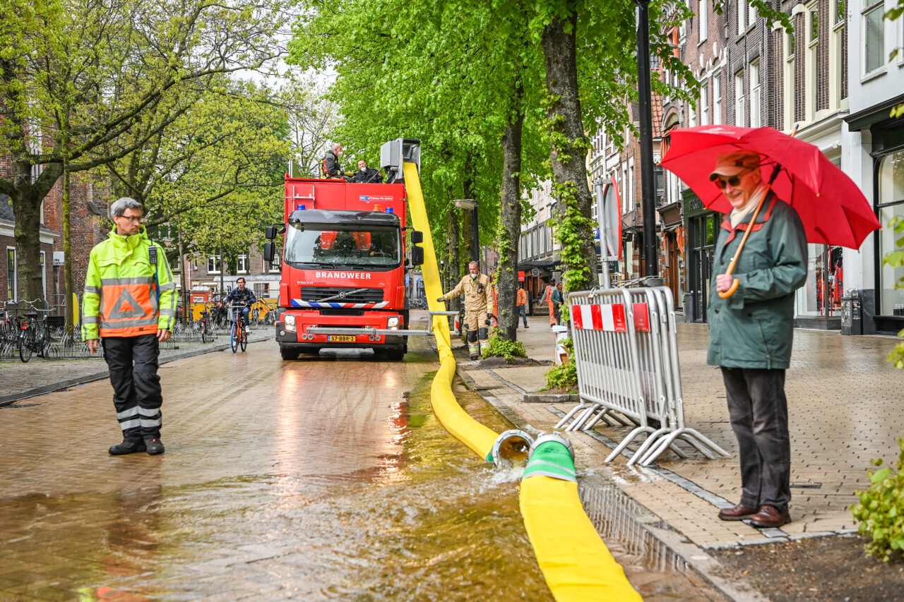 Brandweer test nieuw grootwatertransportsysteem uit in Groningen Stad