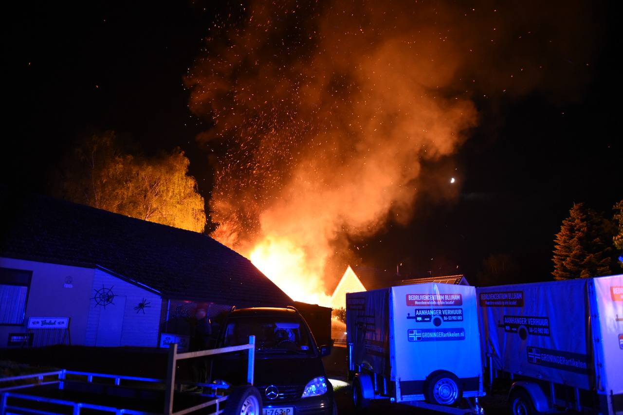 Brand in bestelbus slaat over naar schuur in Blijham (Video)