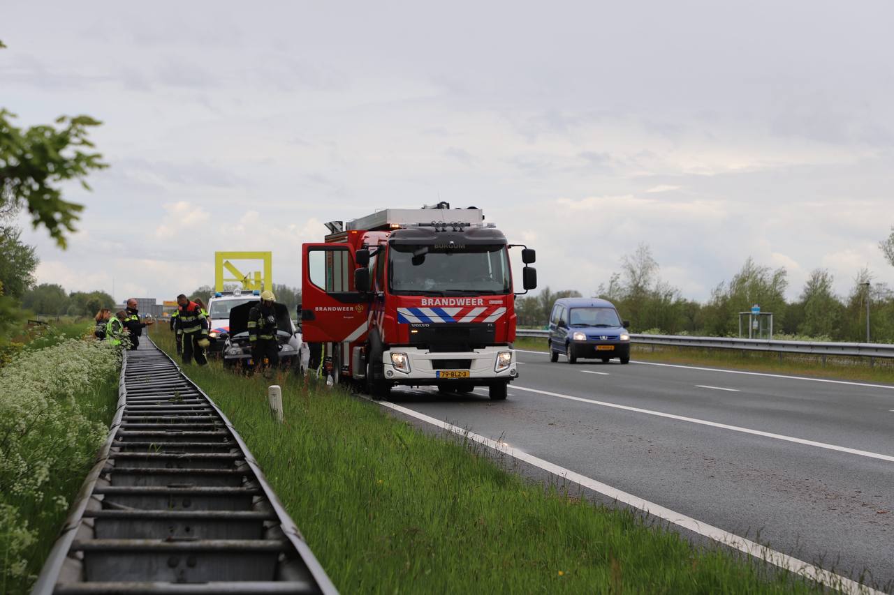 Brandweer rukt uit voor autobrand op de N31 bij Garyp