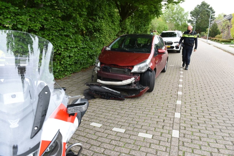 Bestuurster botst op geparkeerde auto en raakt gewond