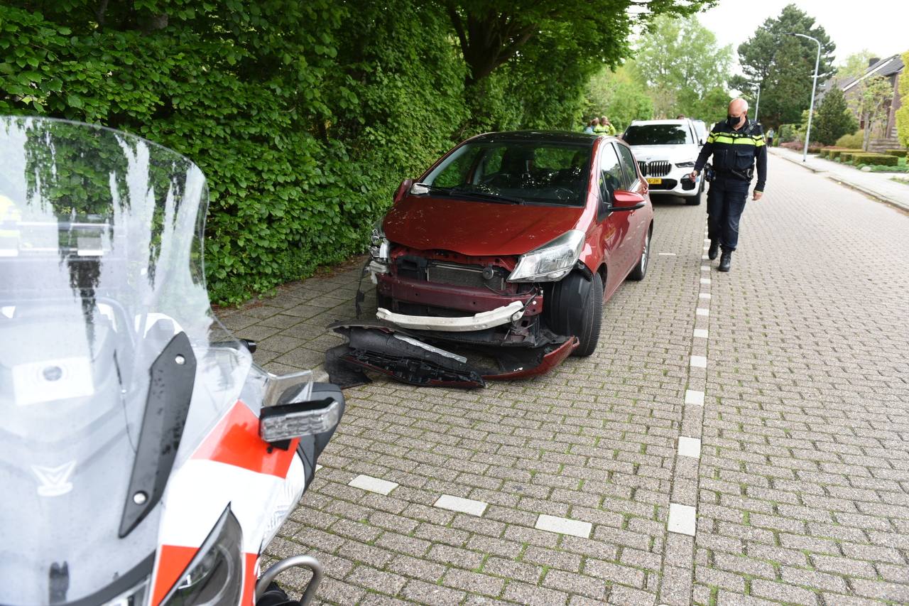 Bestuurster botst op geparkeerde auto en raakt gewond