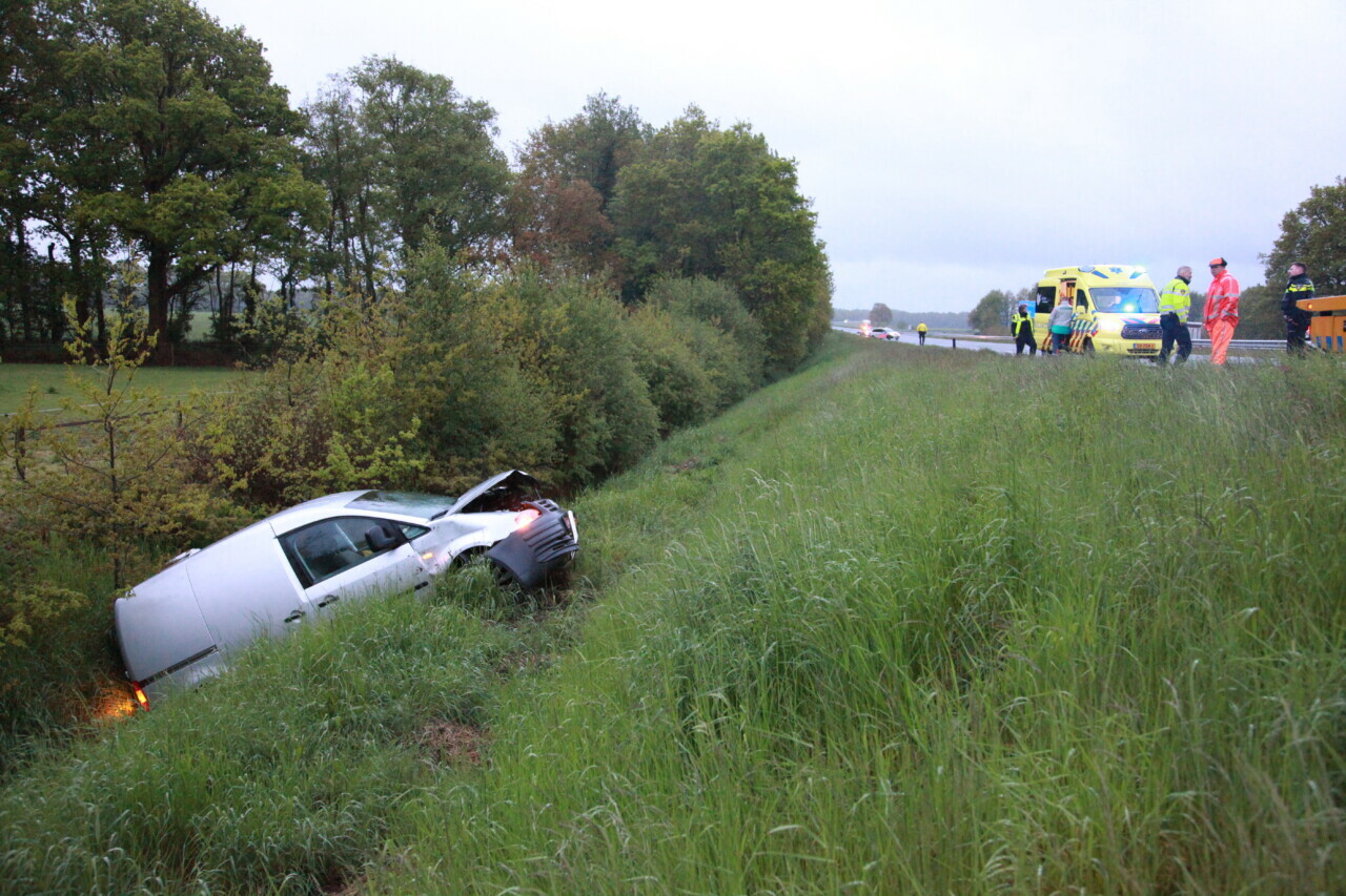 Busje raakt van de weg op A28