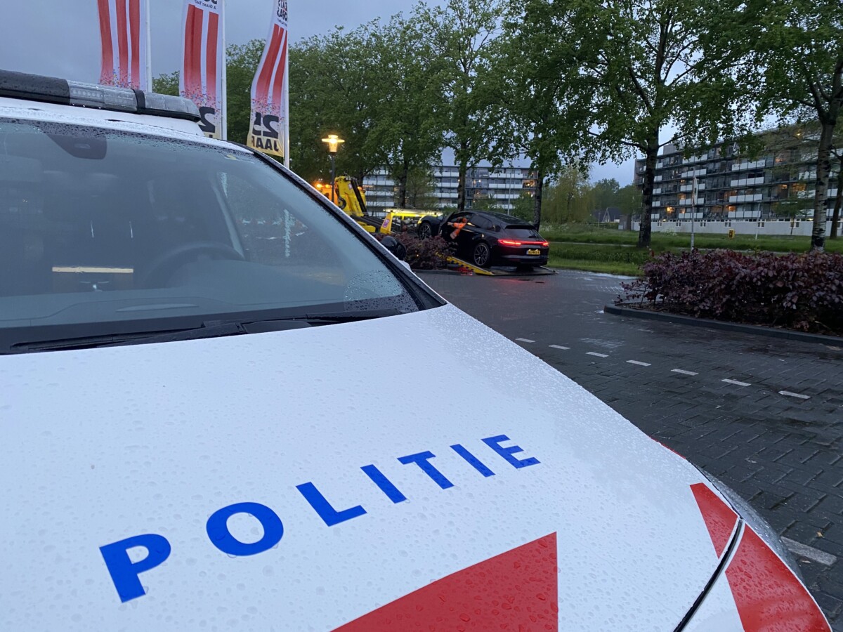 Automobilist rijdt door na botsing in Drachten