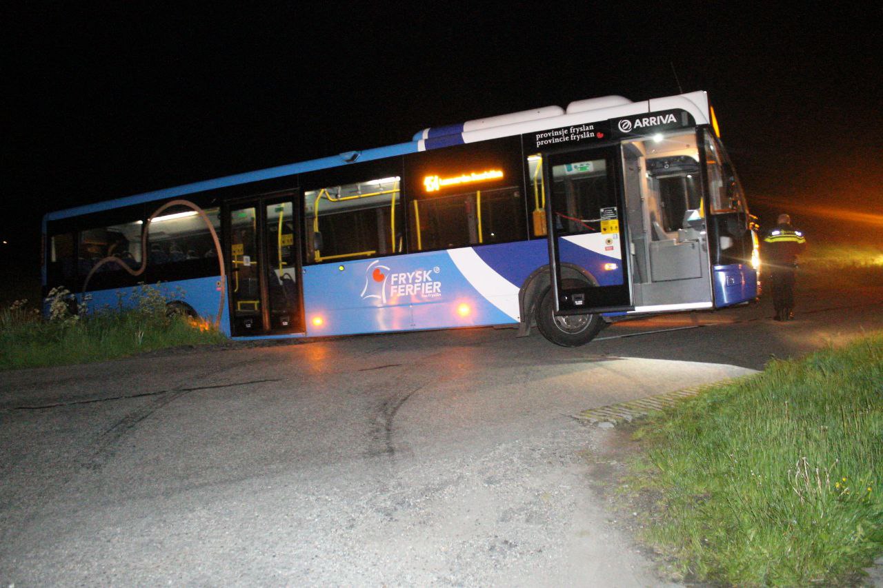 Bus muurvast in berm na keeractie in Hantumeruitburen