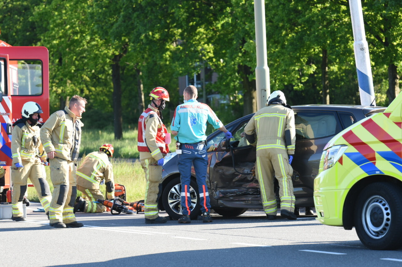 Auto’s botsen op kruising in Emmen