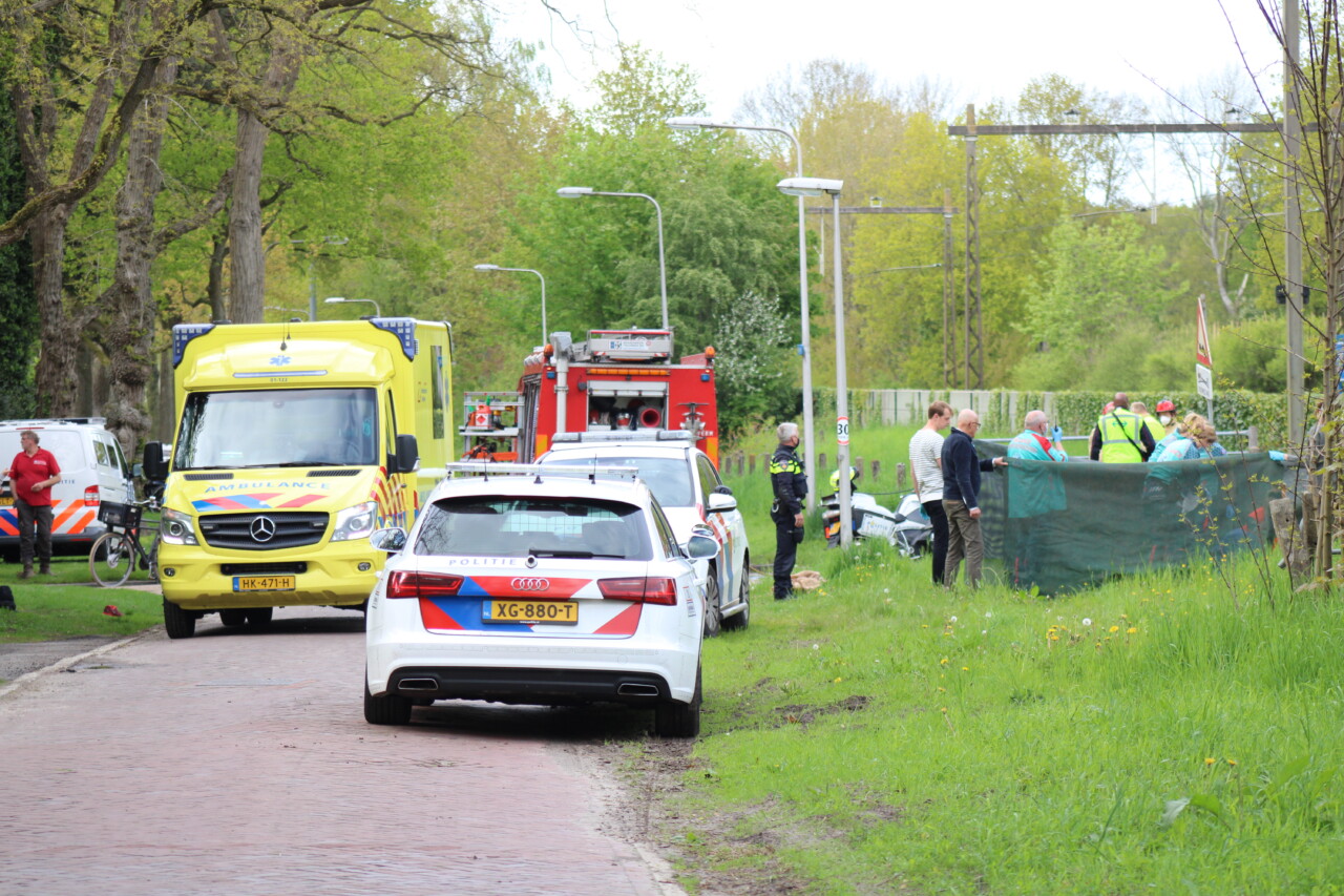 Intercity en auto botsen op spoorwegovergang in Glimmen: ernstig gewonde bestuurder