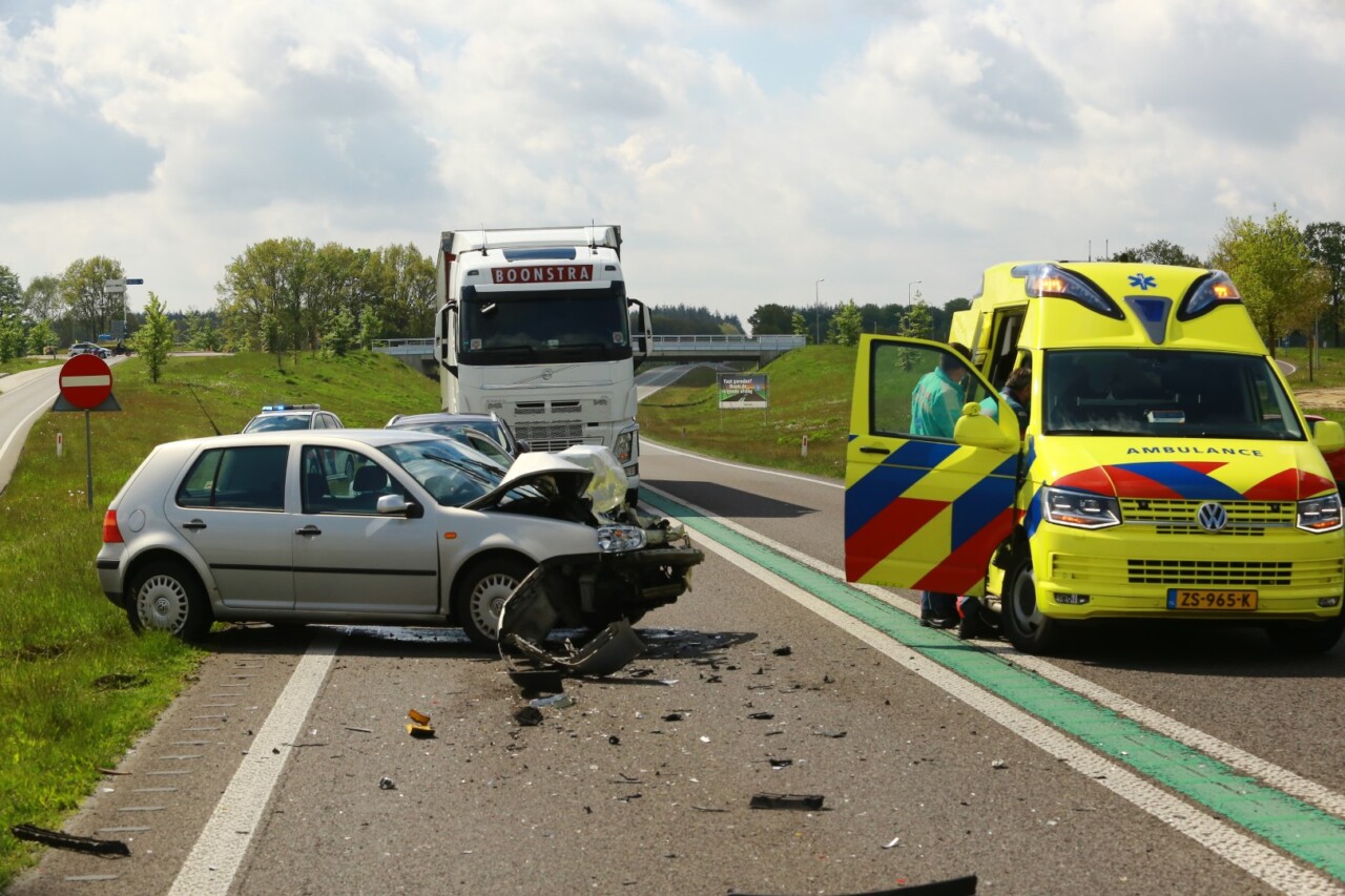 N34 kort afgesloten na kop-staartbotsing met drie voertuigen bij Gasselte