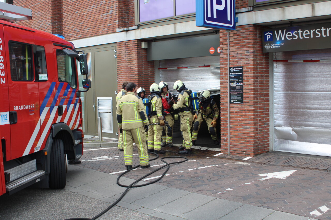 Brandweer rukt uit voor autobrand in parkeergarage in Emmen NoorderNieuws