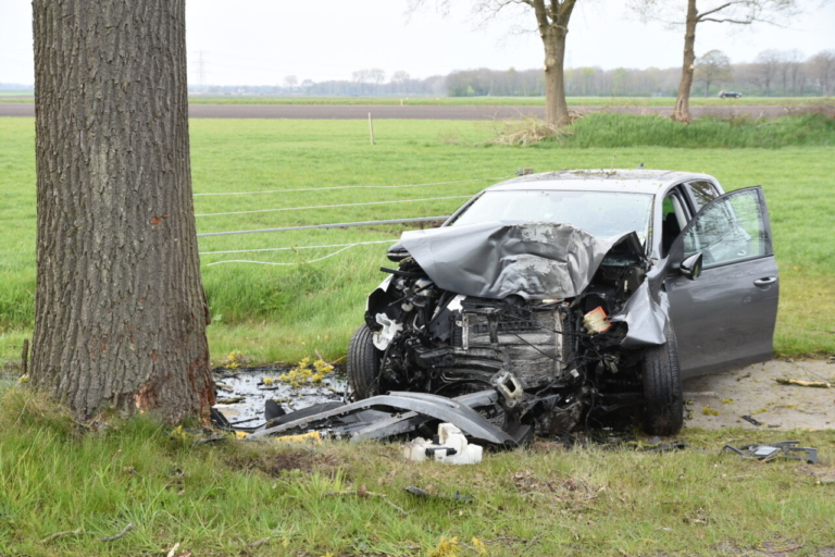 Auto botst tegen boom bij Emmen