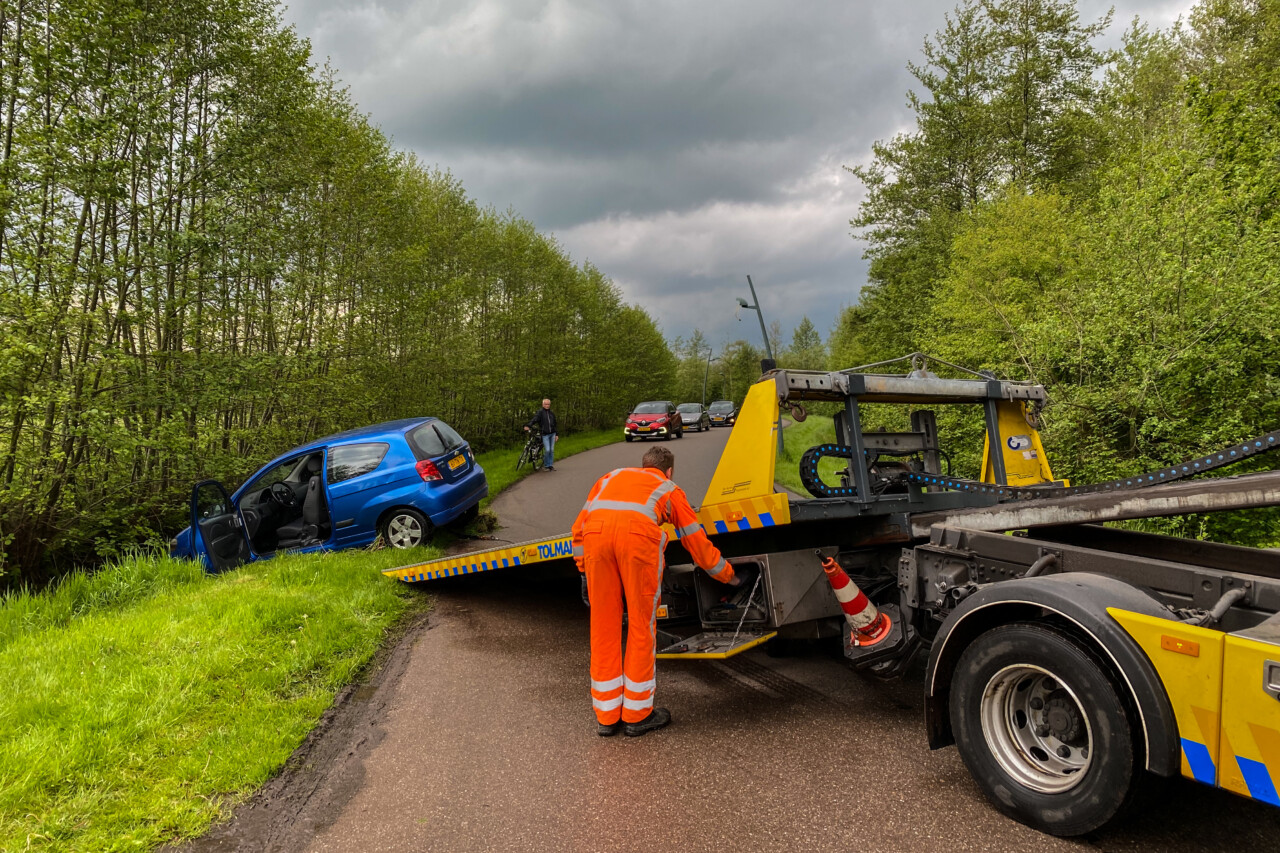 Automobilist raakt in de sloot op Oprijlaan in Drachten