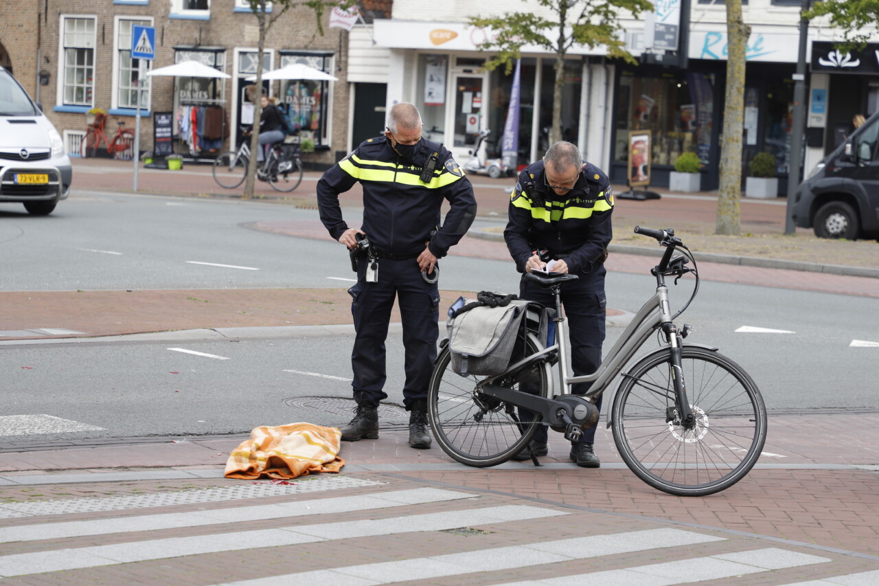 Fietsster botst op busje in Hoogeveen