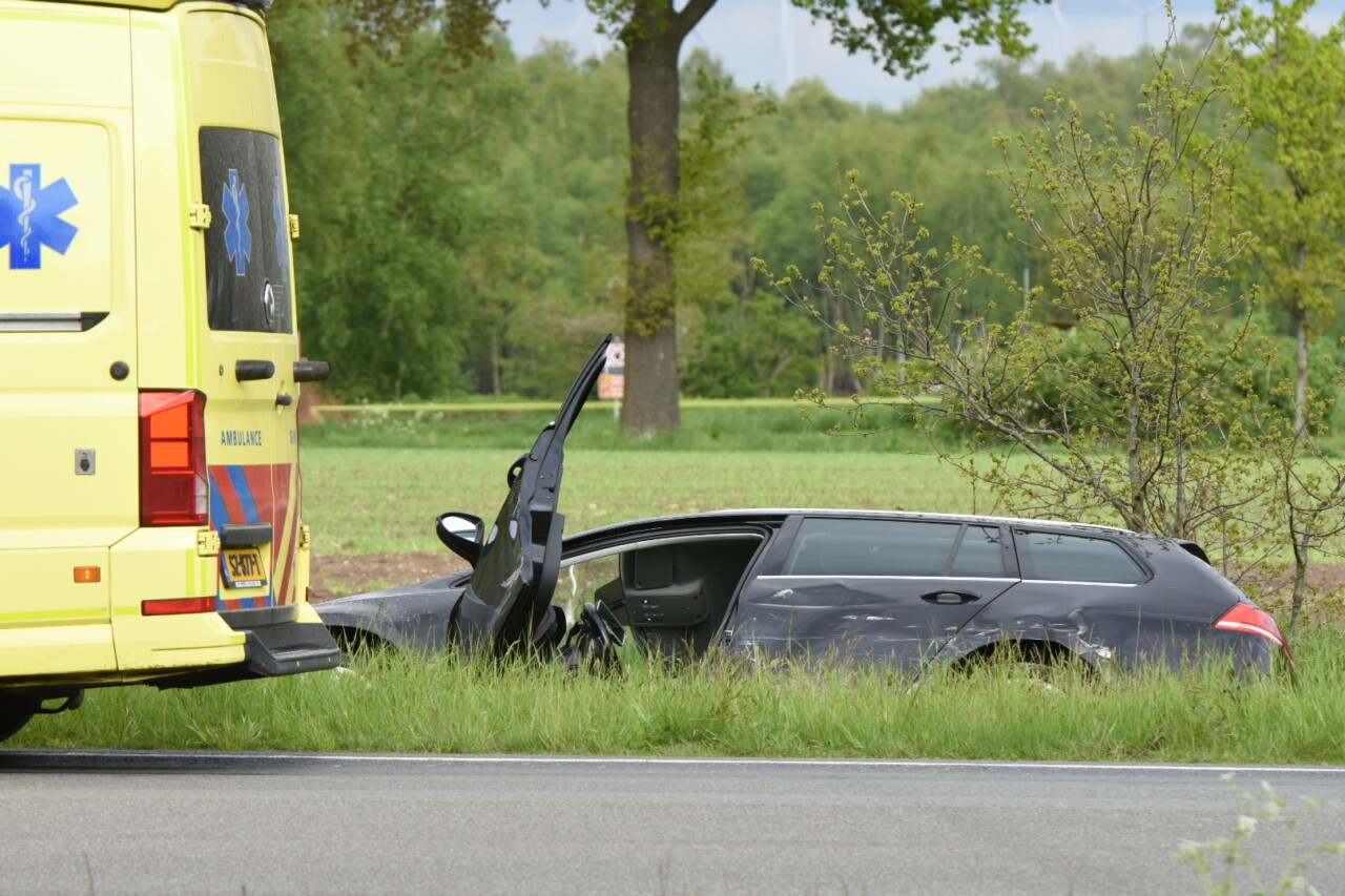 Auto Belandt In Sloot Na Botsing Met Vrachtwagen In Emmen - NoorderNieuws