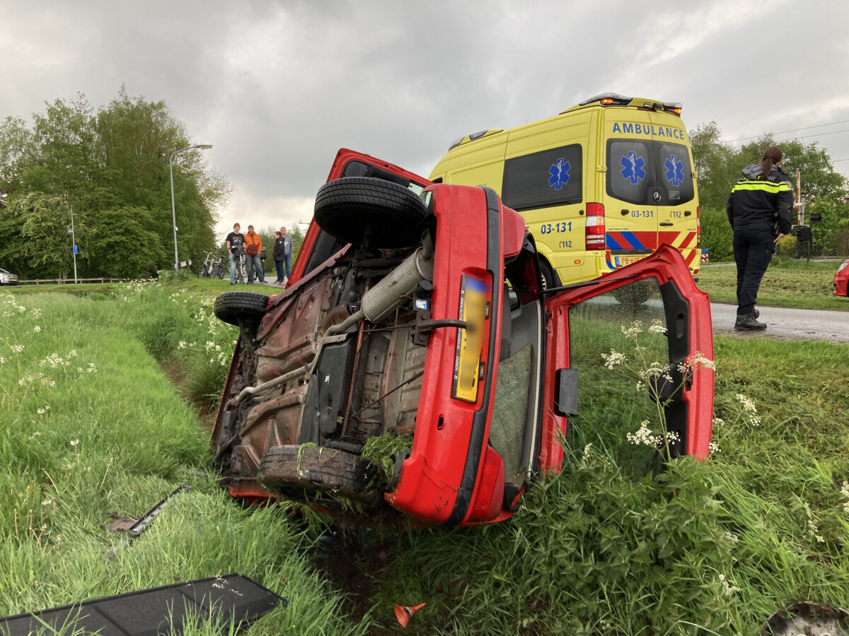 Auto belandt op zijn kant in sloot bij Emmen
