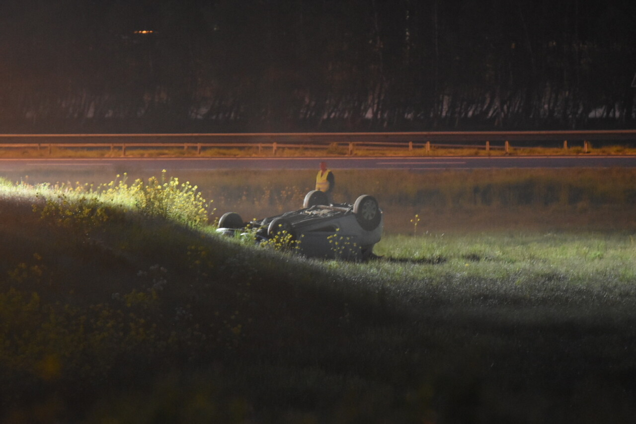 Auto raakt van de weg op A37 bij Holsloot