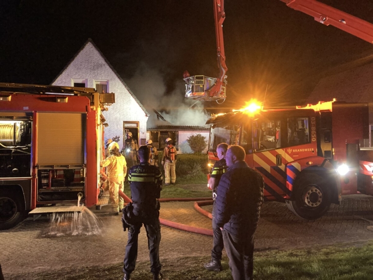 Brandweer rukt uit voor een uitslaande brand in Nieuw-Amsterdam