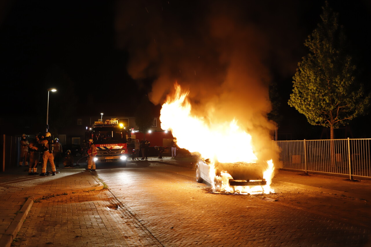 Auto verwoest door brand in Hoogeveen