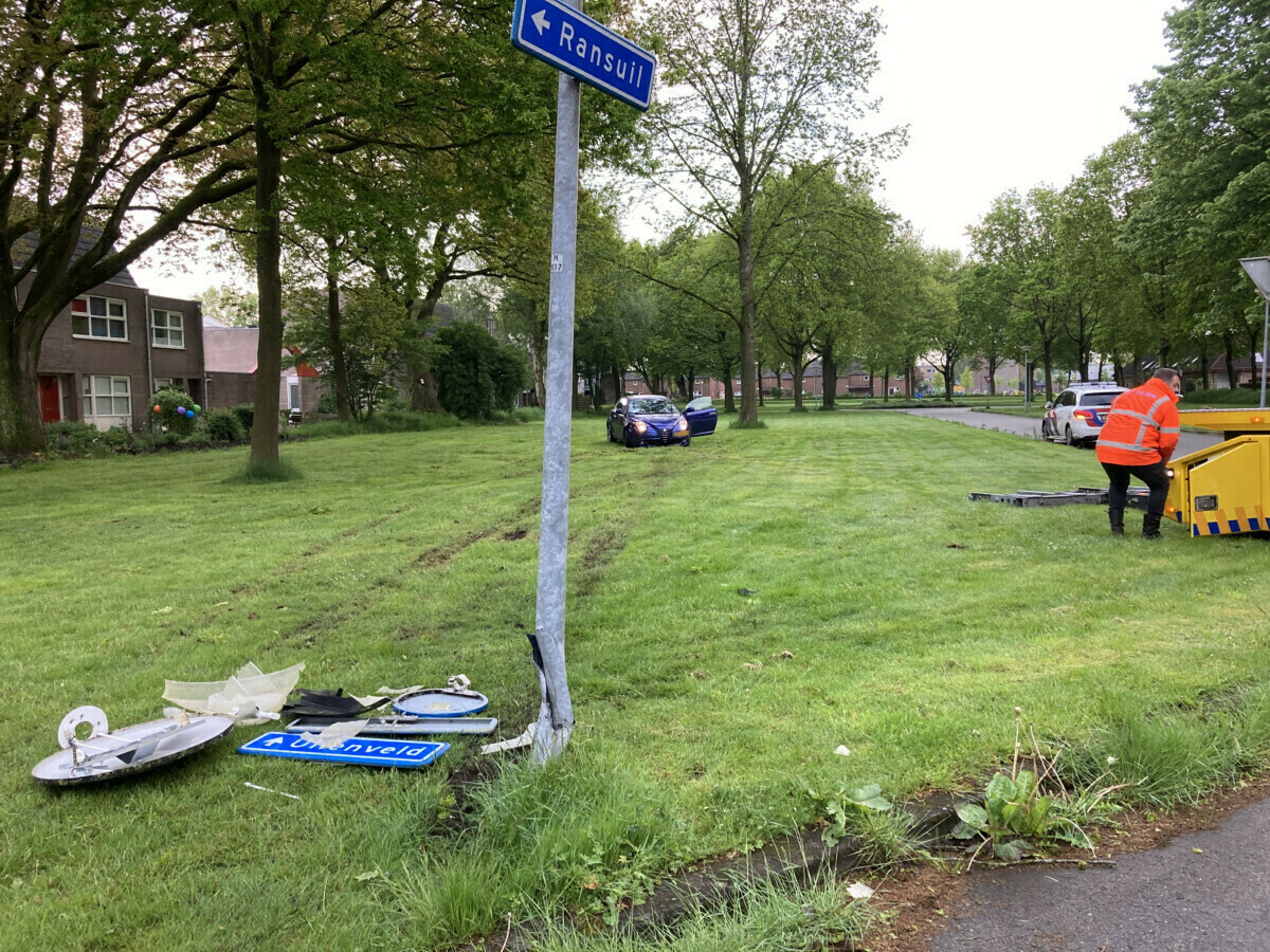 Auto gaat rechtdoor op rotonde en belandt op grasveld in Emmen