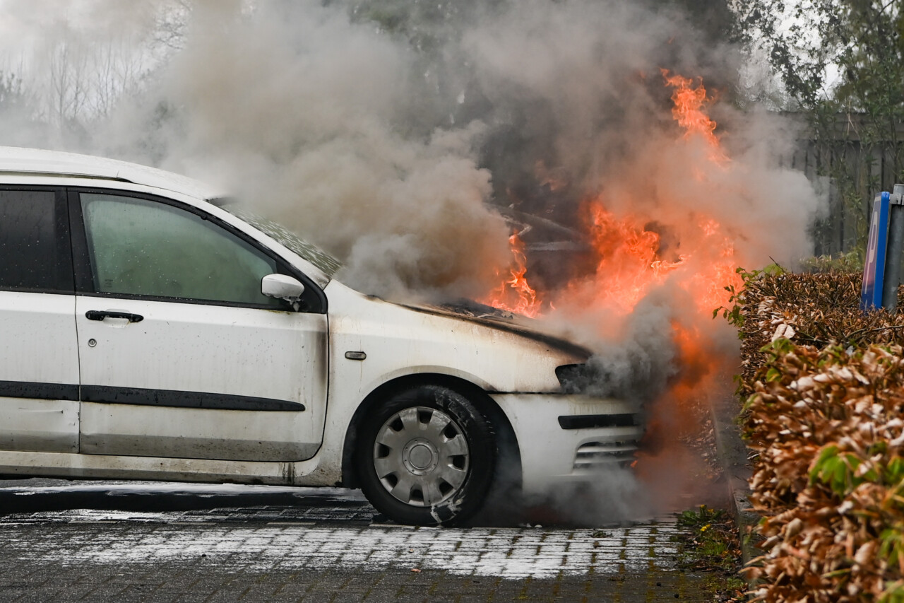 Auto zwaar beschadigd door brand in Zuidbroek
