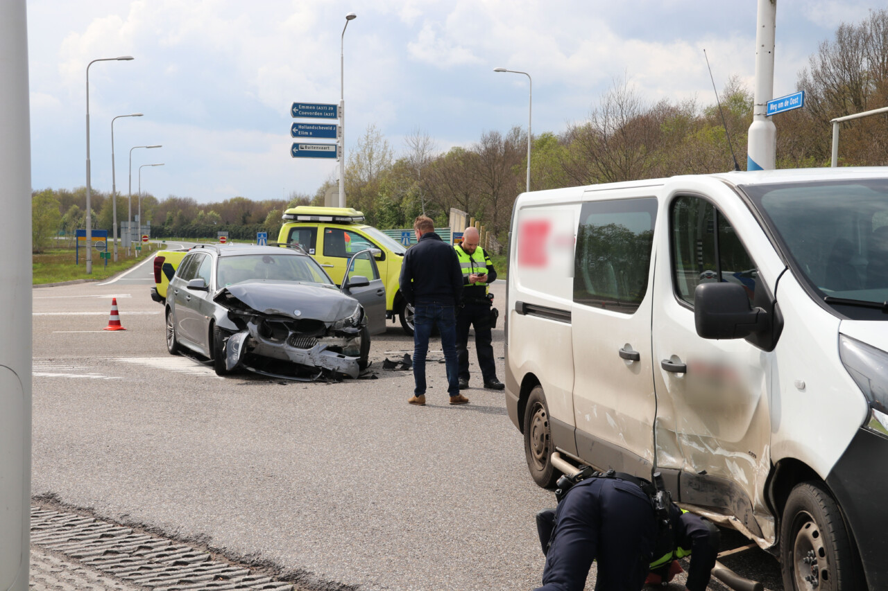 Veel schade bij kop-staartbotsing in Hoogeveen