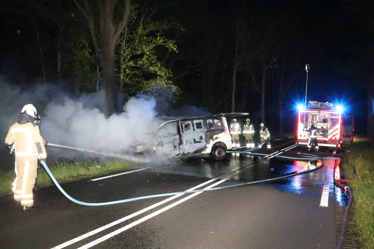 Ernstig gewonde: Busje botst tegen boom en vliegt in brand op N374 bij Tiendeveen