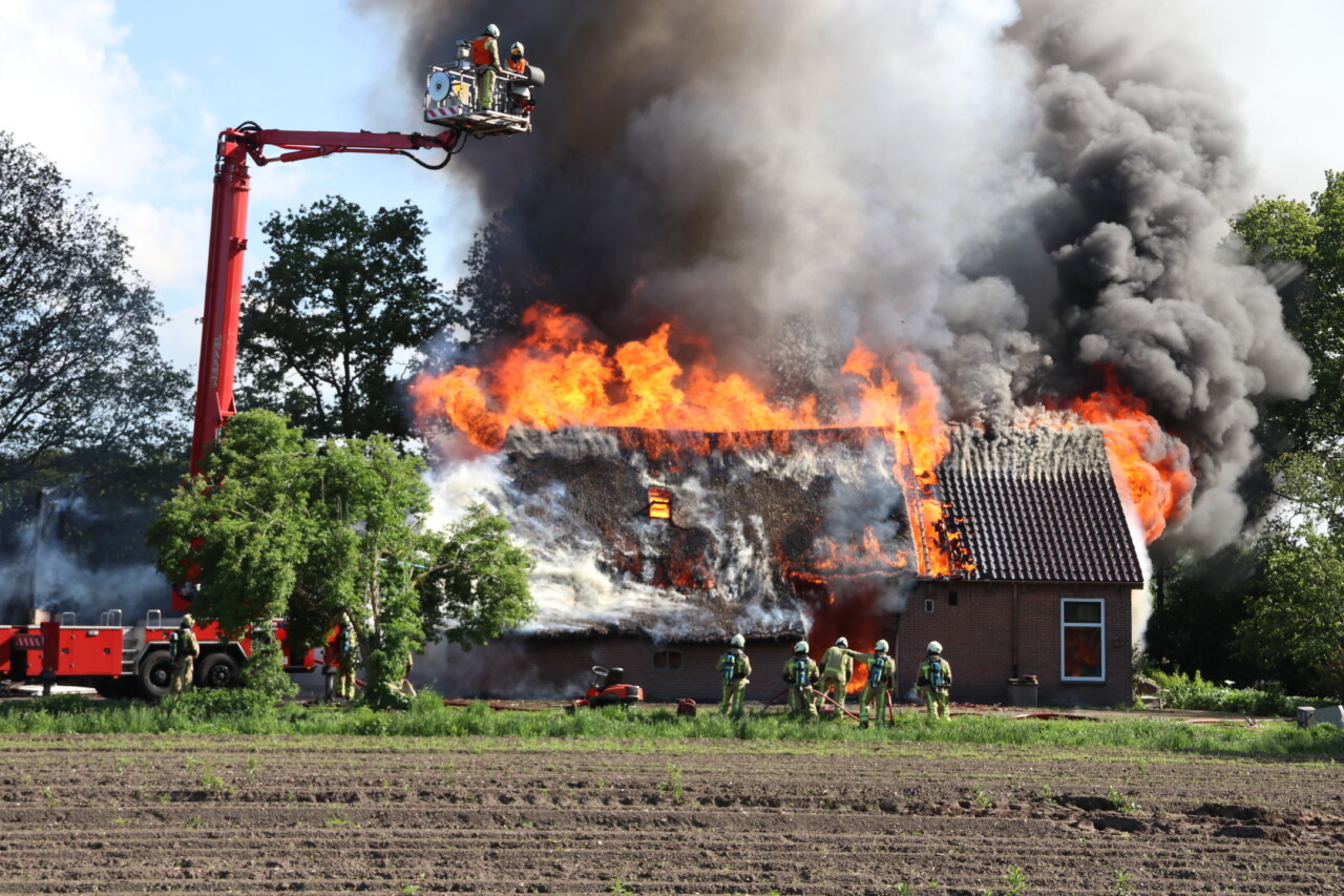 Update: Uitslaande brand in schuur slaat over op woning in Diever (Video)
