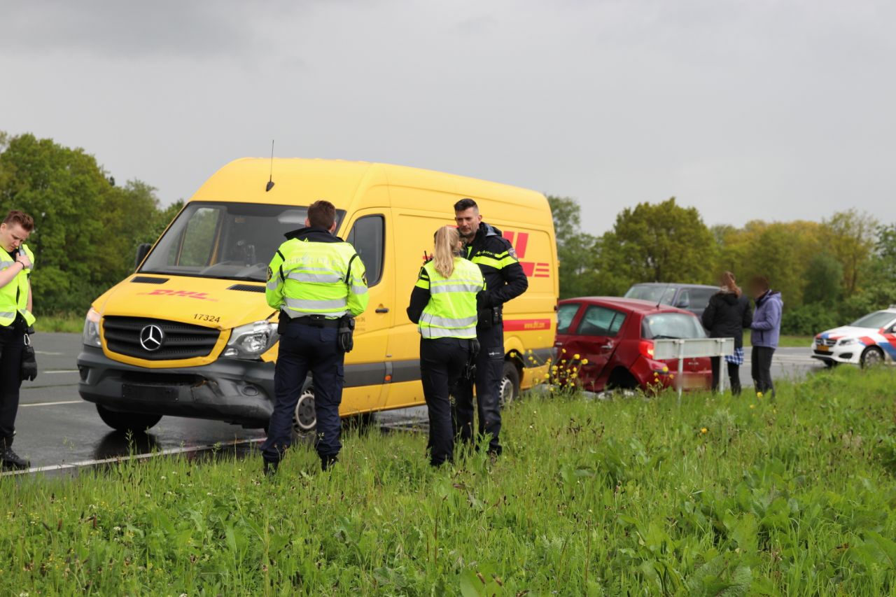 Ongeval tussen DHL-bus en personenauto bij Haskerhorne