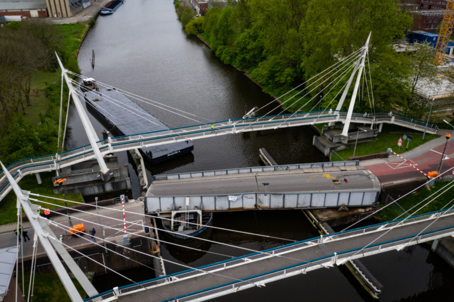 Schade bij daglicht aan Gerrit Krolbrug enorm